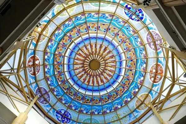 Glasmalereikuppel der Kreisbibliothek „Antim Ivireanul“